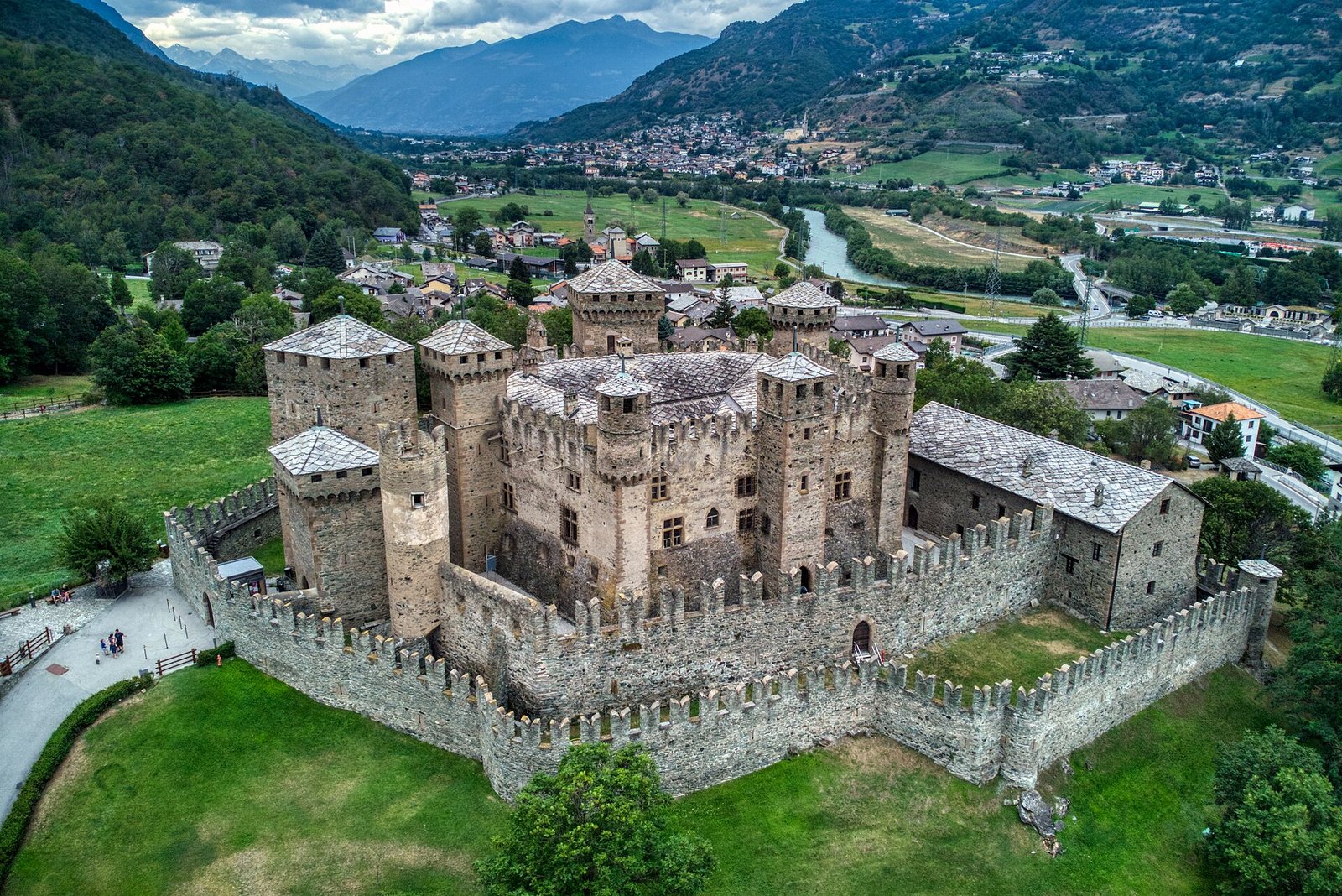 Castles and the Roman valley